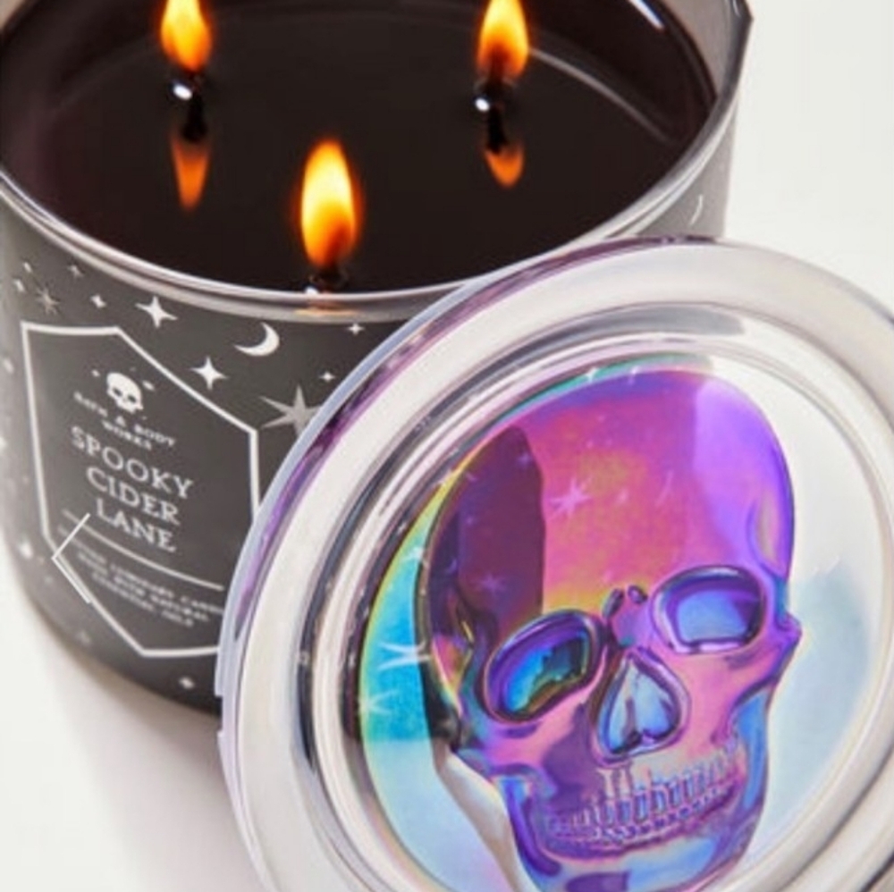 Bath & Body Works Black Candle with Iridescent Skull Lid 🎃☠️🎃☠️🎃☠️